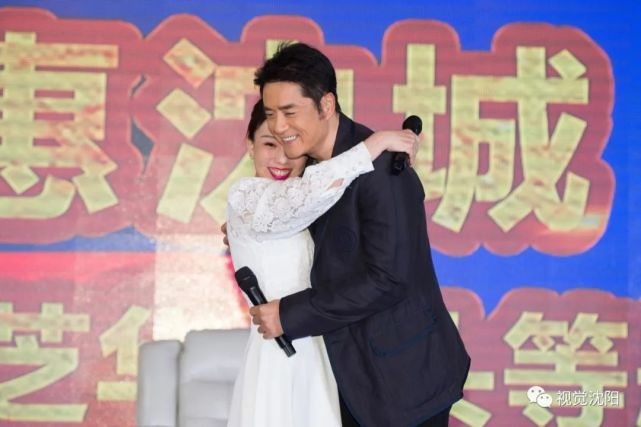 黄格选黑西服沈阳商演派头十足 获女粉丝献花熊抱人气高_腾讯新闻