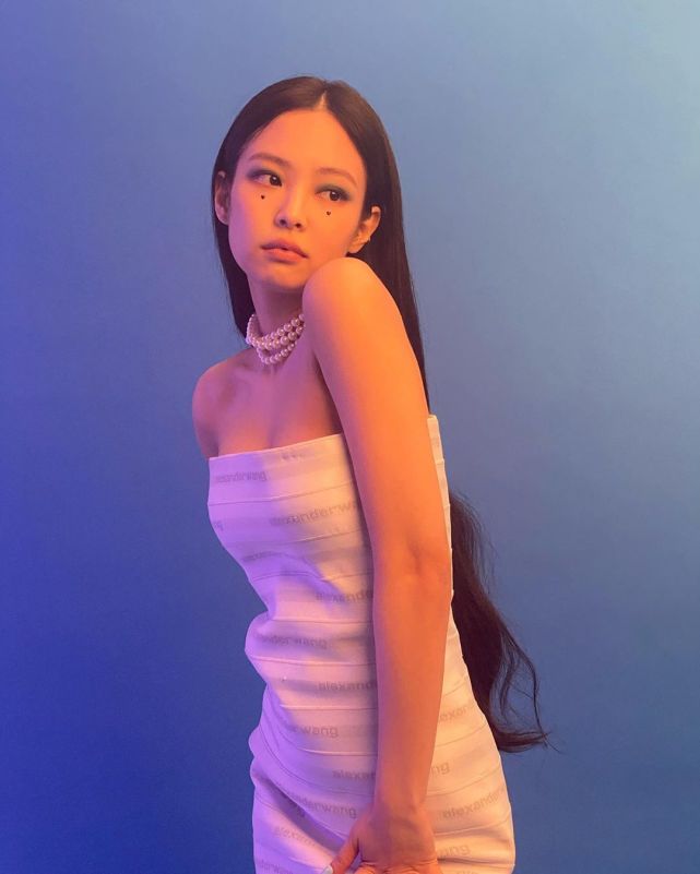 粉墨jennie晒照白色露肩裙绝美,桃心泪痣惹人疼,护士服惹争议又背锅