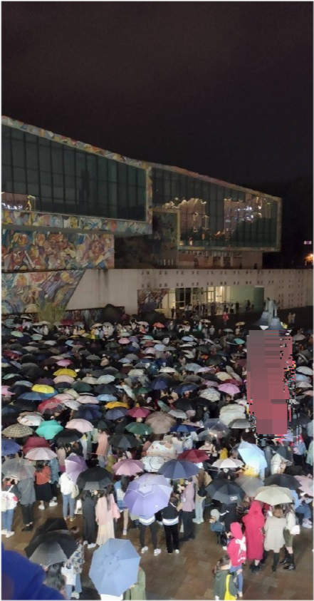 四川美术学院|肖战粉丝是与他有仇吗？川美门口大量粉丝庆生，满墙被乱涂乱画