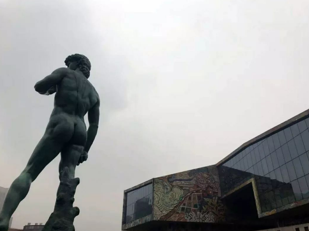 四川美术学院|肖战粉丝是与他有仇吗？川美门口大量粉丝庆生，满墙被乱涂乱画