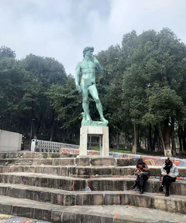 四川美术学院|肖战粉丝是与他有仇吗？川美门口大量粉丝庆生，满墙被乱涂乱画