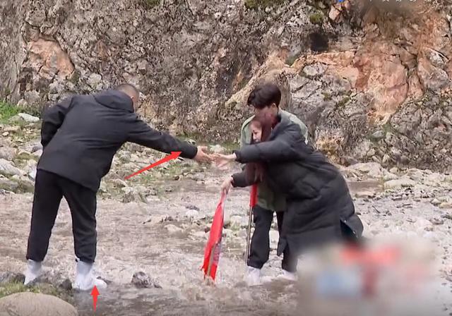 虞书欣|岳云鹏为接应虞书欣鞋子全湿透，女方本能反应引热议！