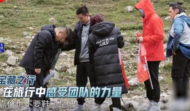 虞书欣|岳云鹏为接应虞书欣鞋子全湿透，女方本能反应引热议！