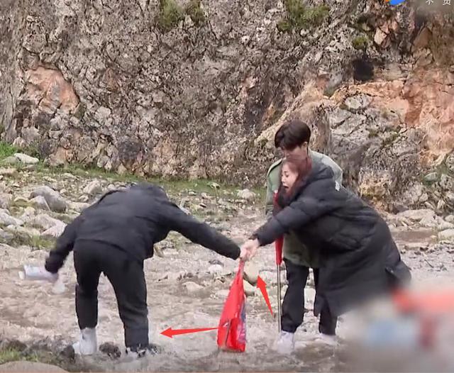 虞书欣|岳云鹏为接应虞书欣鞋子全湿透，女方本能反应引热议！