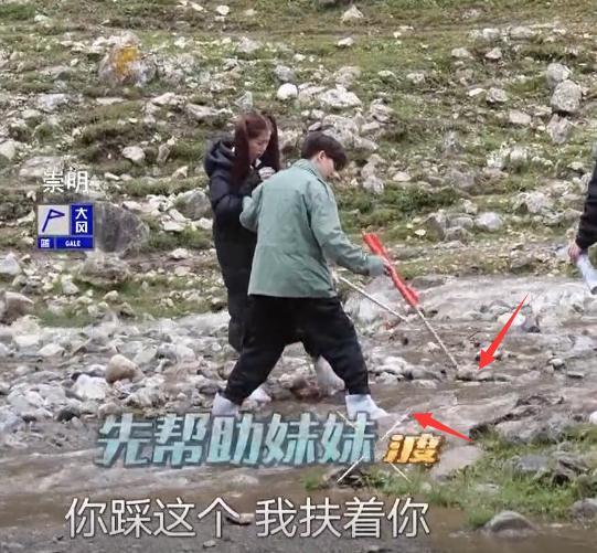 虞书欣|岳云鹏为接应虞书欣鞋子全湿透，女方本能反应引热议！