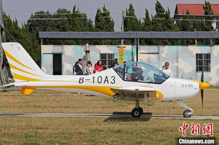 市民在飞行教员的帮助下体验真实飞行. 殷立勤 摄