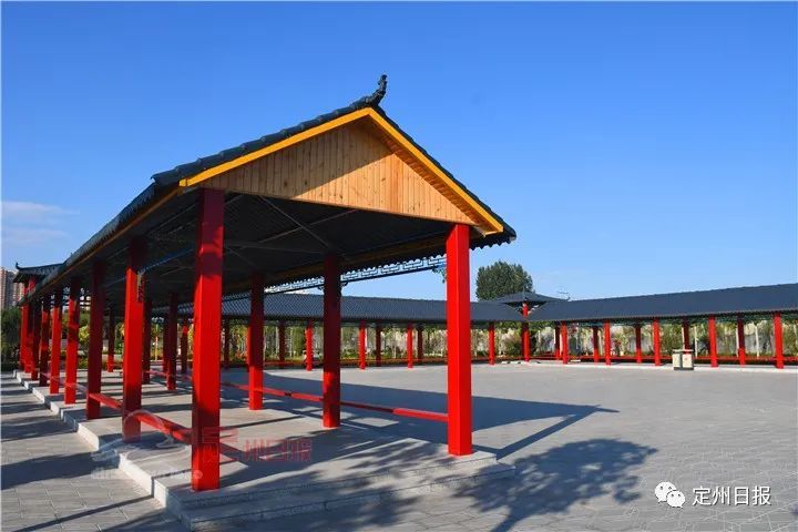 黄小芬所说的文化广场,不仅有红色的文化长亭,曲折的碎石路,秋千长椅