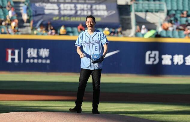 林志玲|林志玲手术后首露面，与朋友聚会气色红润，脸胖了好几圈