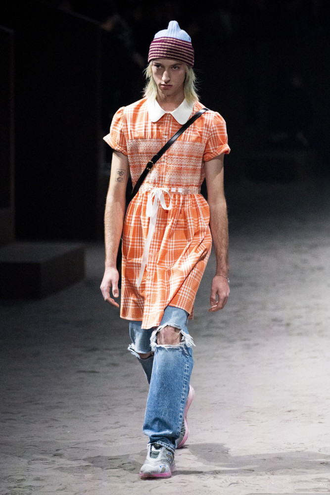 gucci推出售价一万五的男士蝴蝶结连衣裙男同胞们会买吗