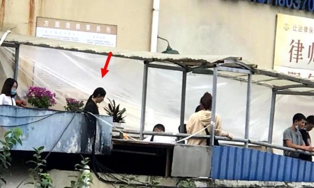 赵丽颖|偶遇赵丽颖拍摄《万家》，穿连体服很苗条瘦小，真实身高仅1.6米