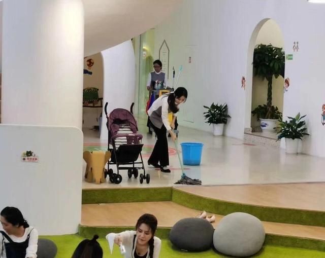 赵丽颖|偶遇赵丽颖拍摄《万家》，穿连体服很苗条瘦小，真实身高仅1.6米