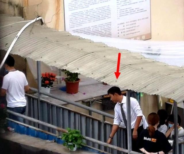 赵丽颖|偶遇赵丽颖拍摄《万家》，穿连体服很苗条瘦小，真实身高仅1.6米