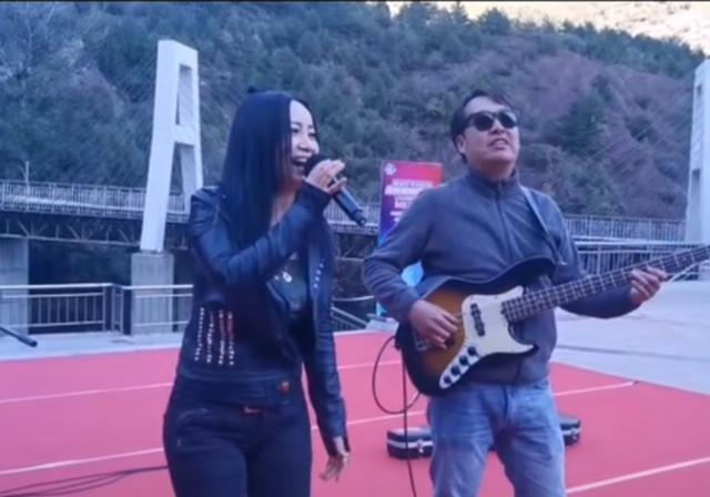 斯琴格日乐|52岁斯琴格日乐商演土气？网友称其被臧天朔毁了，本人怒气回应