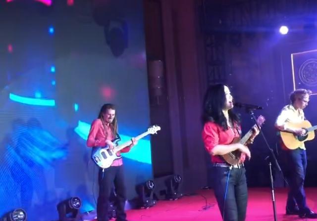 斯琴格日乐|52岁斯琴格日乐商演土气？网友称其被臧天朔毁了，本人怒气回应