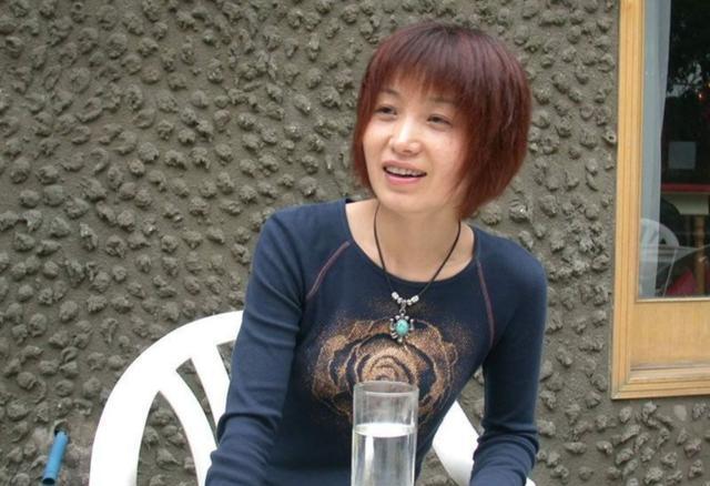 斯琴格日乐|52岁斯琴格日乐商演土气？网友称其被臧天朔毁了，本人怒气回应