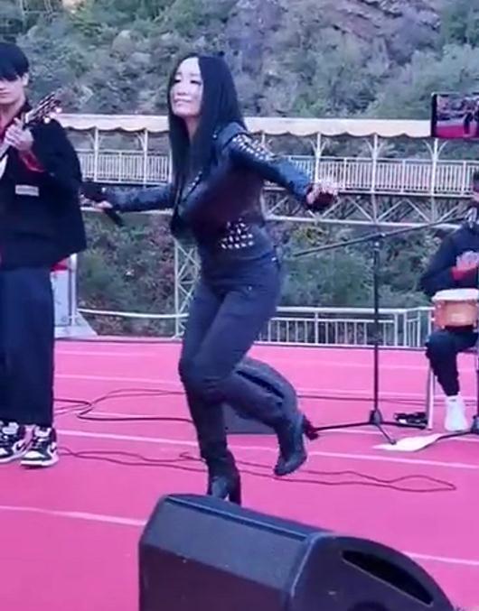 斯琴格日乐|52岁斯琴格日乐商演土气？网友称其被臧天朔毁了，本人怒气回应