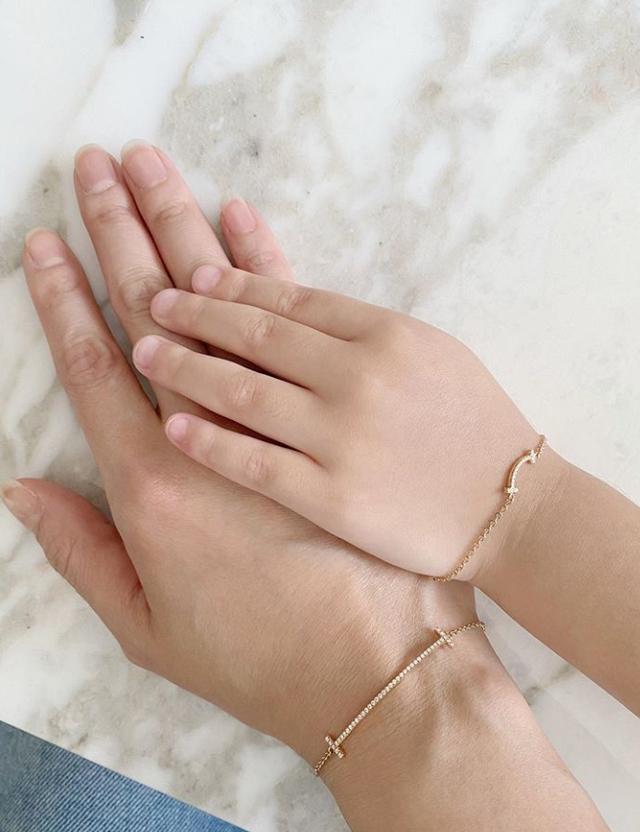 林心如|林心如晒照秀幸福，女儿的小手成为关注焦点