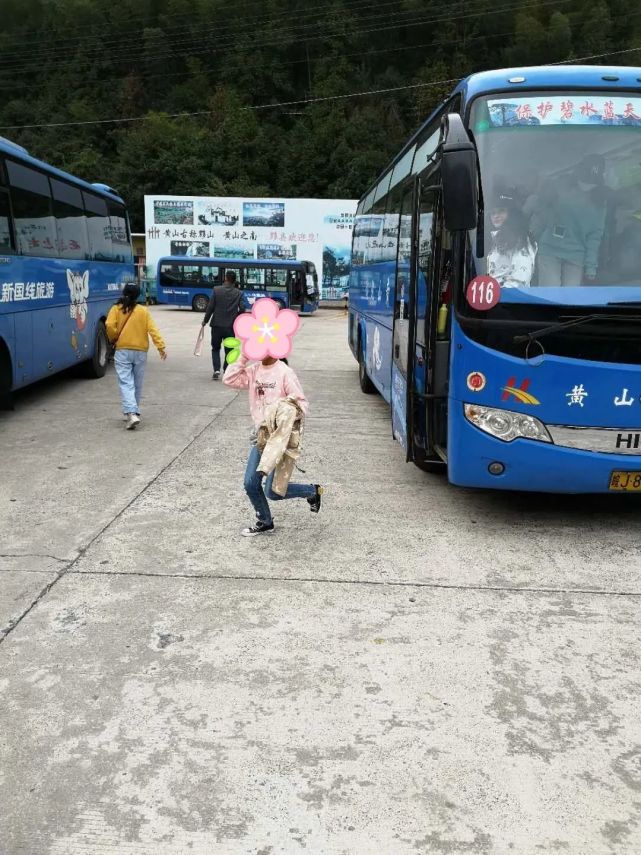 女孩飞奔向母亲最后,李培生将女孩送至玉屏索道口,安慰女孩一下山就能