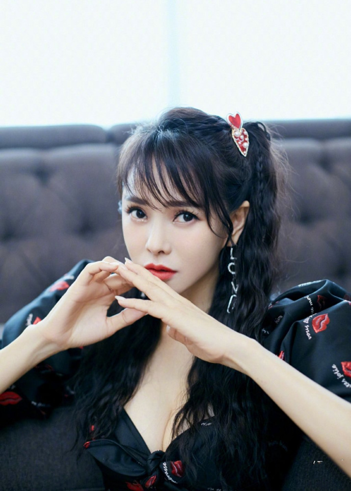 伊能静|伊能静否认穿皮草出游，晒怼脸拍秀“冻龄颜”，网友直呼像未成年