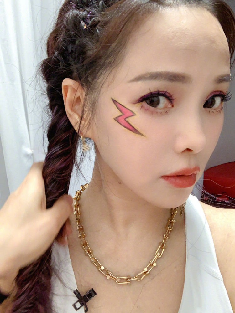 伊能静|伊能静否认穿皮草出游，晒怼脸拍秀“冻龄颜”，网友直呼像未成年