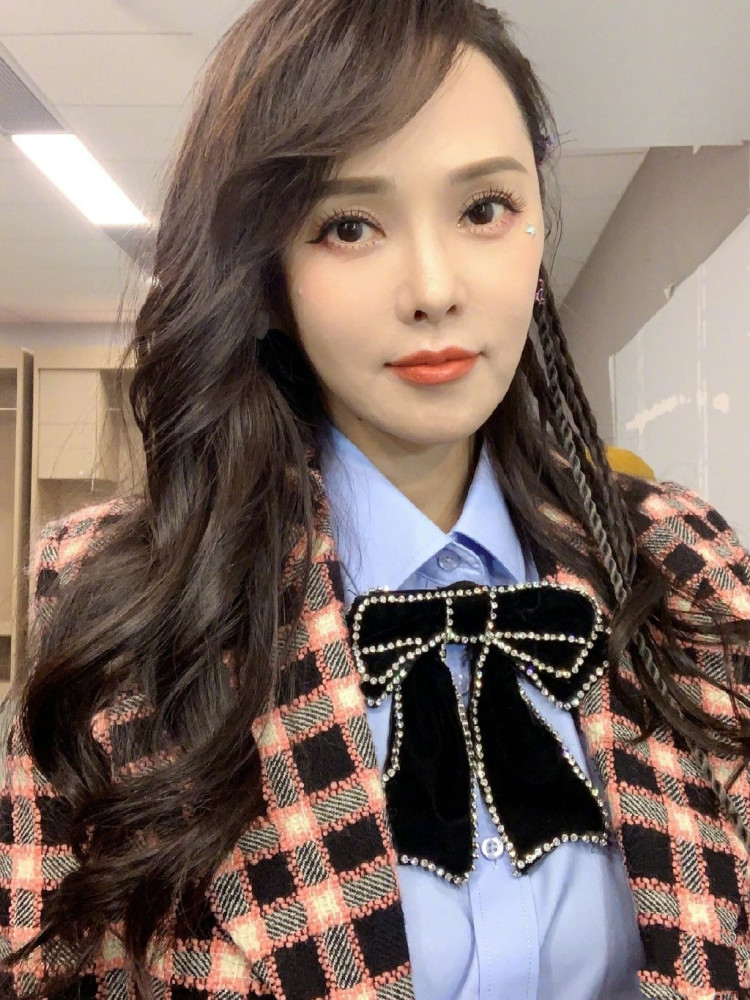 伊能静|伊能静否认穿皮草出游，晒怼脸拍秀“冻龄颜”，网友直呼像未成年