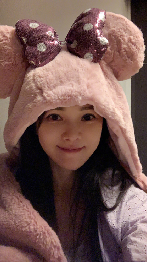 伊能静|伊能静否认穿皮草出游，晒怼脸拍秀“冻龄颜”，网友直呼像未成年