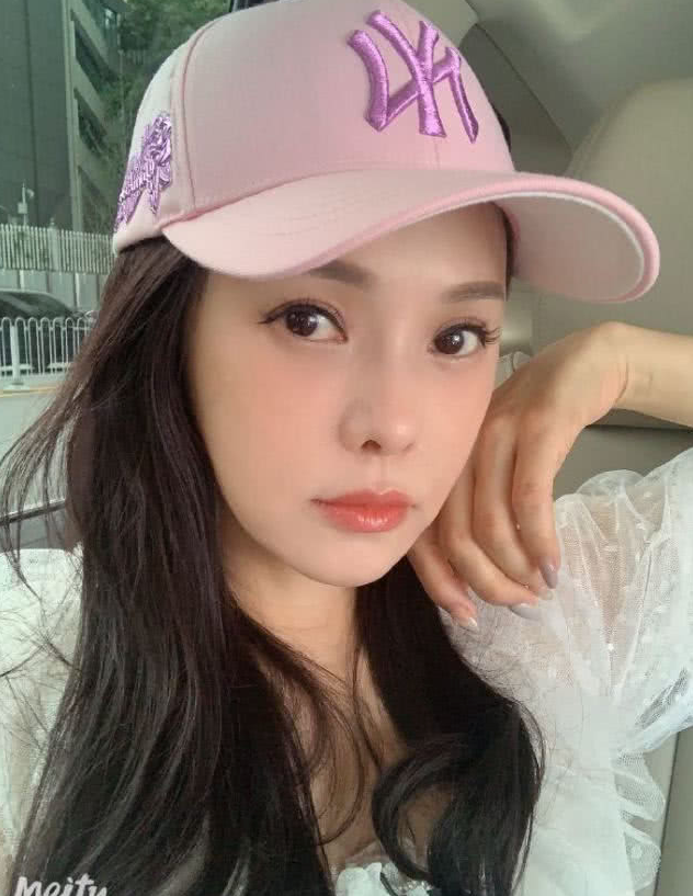 伊能静|伊能静否认穿皮草出游，晒怼脸拍秀“冻龄颜”，网友直呼像未成年