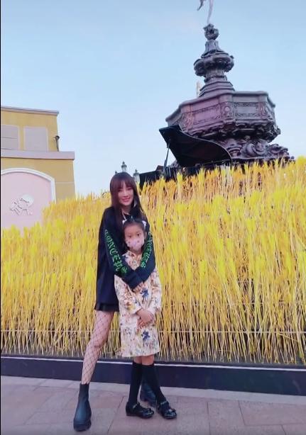 李小璐|李小璐诉说单亲妈妈的苦楚，内容引争议，抱怨甜馨影响她行走江湖