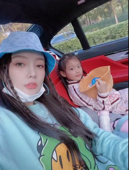 李小璐|李小璐诉说单亲妈妈的苦楚，内容引争议，抱怨甜馨影响她行走江湖
