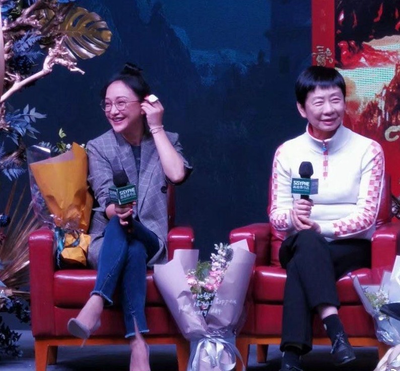 周迅|周迅为演屠呦呦参观研究所，与郑晓龙合体亮相，怼脸镜头曝光真实状态