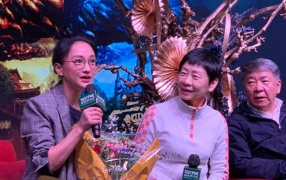 周迅|周迅为演屠呦呦参观研究所，与郑晓龙合体亮相，怼脸镜头曝光真实状态