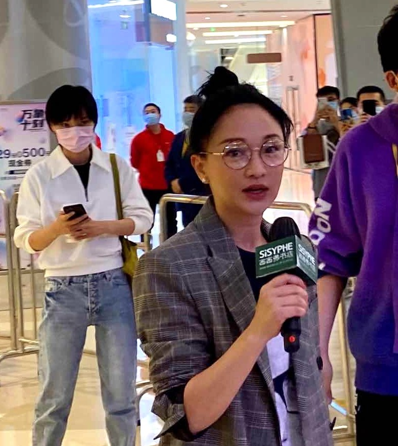 周迅|周迅为演屠呦呦参观研究所，与郑晓龙合体亮相，怼脸镜头曝光真实状态