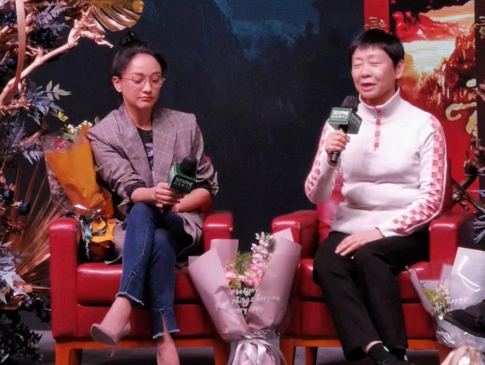 周迅|周迅为演屠呦呦参观研究所，与郑晓龙合体亮相，怼脸镜头曝光真实状态