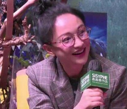 周迅|周迅为演屠呦呦参观研究所，与郑晓龙合体亮相，怼脸镜头曝光真实状态