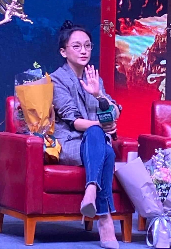 周迅|周迅为演屠呦呦参观研究所，与郑晓龙合体亮相，怼脸镜头曝光真实状态