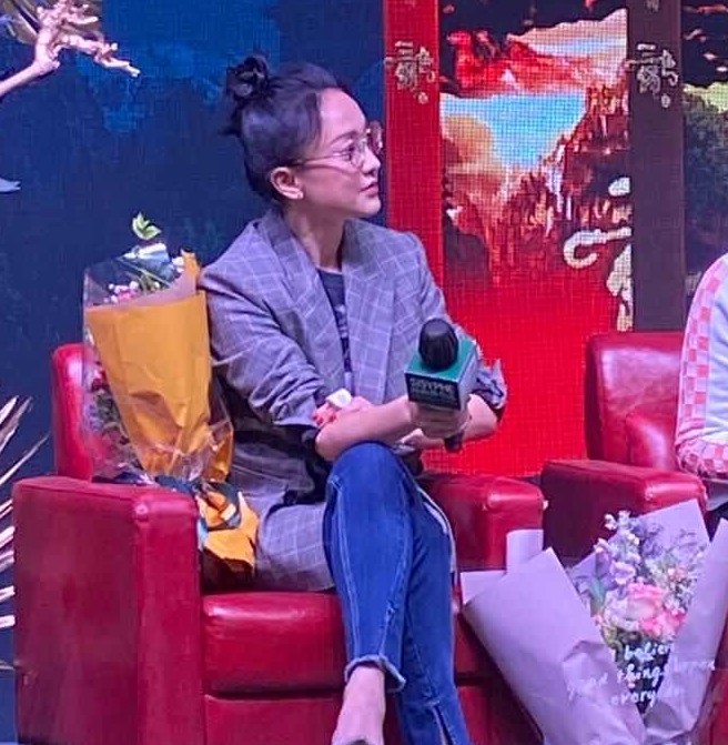 周迅|周迅为演屠呦呦参观研究所，与郑晓龙合体亮相，怼脸镜头曝光真实状态