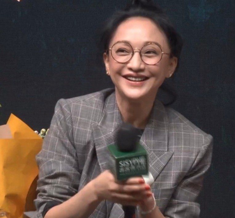 周迅|周迅为演屠呦呦参观研究所，与郑晓龙合体亮相，怼脸镜头曝光真实状态