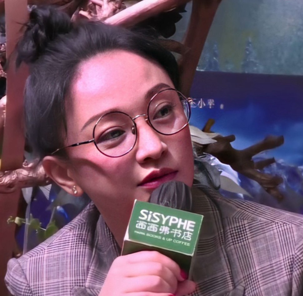 周迅|周迅为演屠呦呦参观研究所，与郑晓龙合体亮相，怼脸镜头曝光真实状态