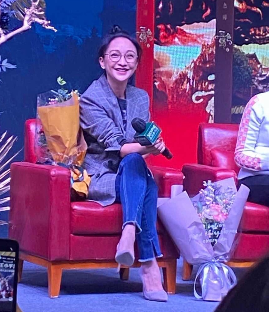 周迅|周迅为演屠呦呦参观研究所，与郑晓龙合体亮相，怼脸镜头曝光真实状态