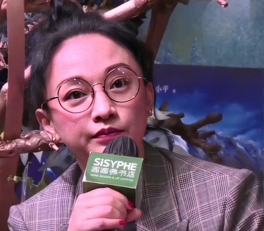 周迅|周迅为演屠呦呦参观研究所，与郑晓龙合体亮相，怼脸镜头曝光真实状态