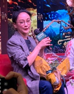 周迅|周迅为演屠呦呦参观研究所，与郑晓龙合体亮相，怼脸镜头曝光真实状态