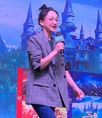 周迅|周迅为演屠呦呦参观研究所，与郑晓龙合体亮相，怼脸镜头曝光真实状态