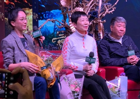 周迅|周迅为演屠呦呦参观研究所，与郑晓龙合体亮相，怼脸镜头曝光真实状态