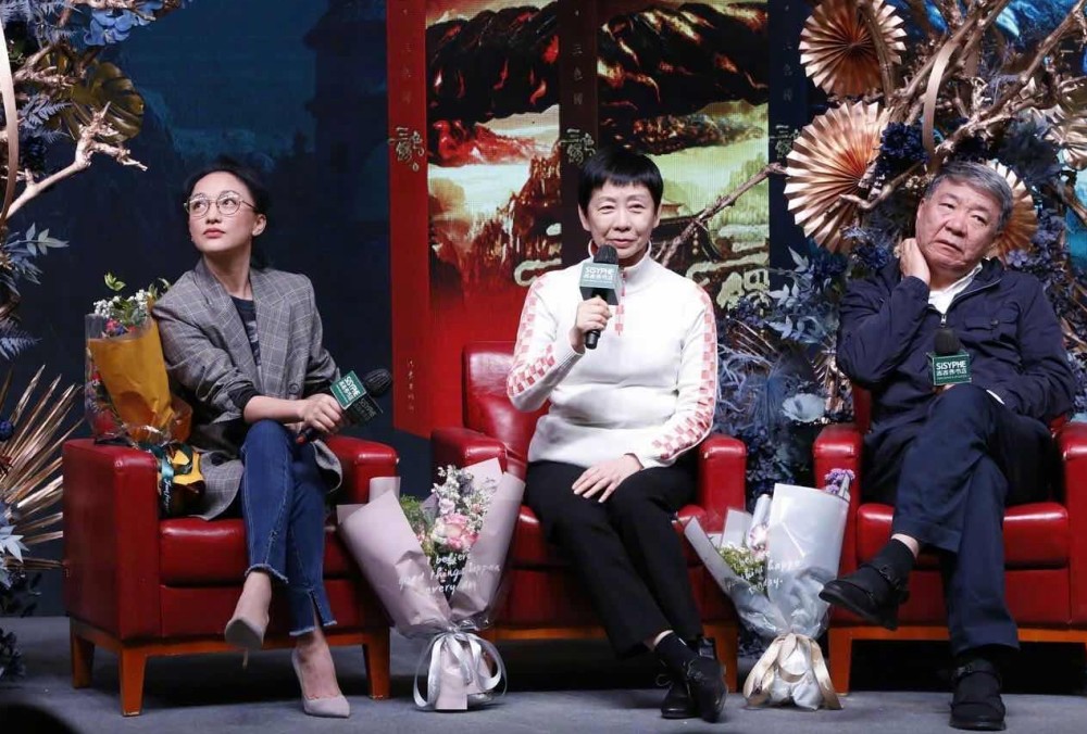 周迅|周迅为演屠呦呦参观研究所，与郑晓龙合体亮相，怼脸镜头曝光真实状态