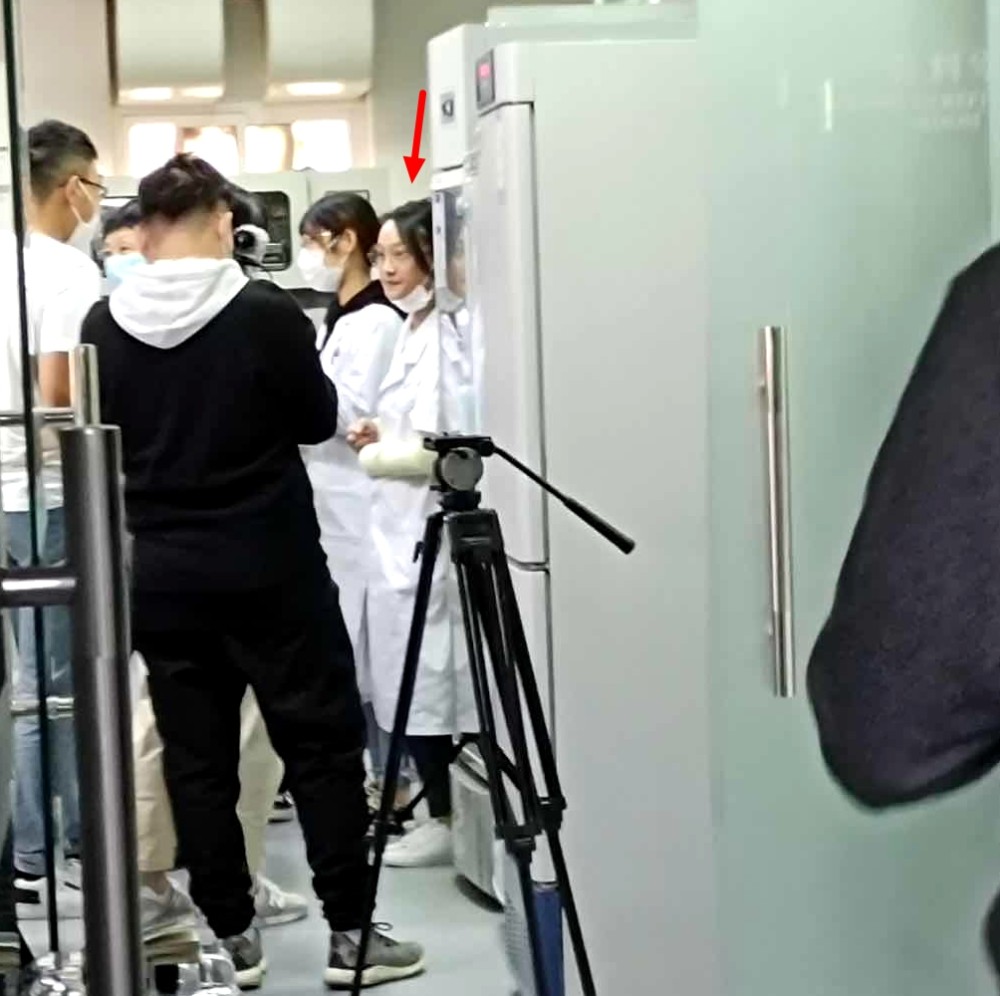 周迅|周迅为演屠呦呦参观研究所，与郑晓龙合体亮相，怼脸镜头曝光真实状态