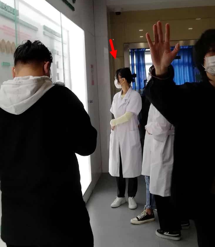 周迅|周迅为演屠呦呦参观研究所，与郑晓龙合体亮相，怼脸镜头曝光真实状态