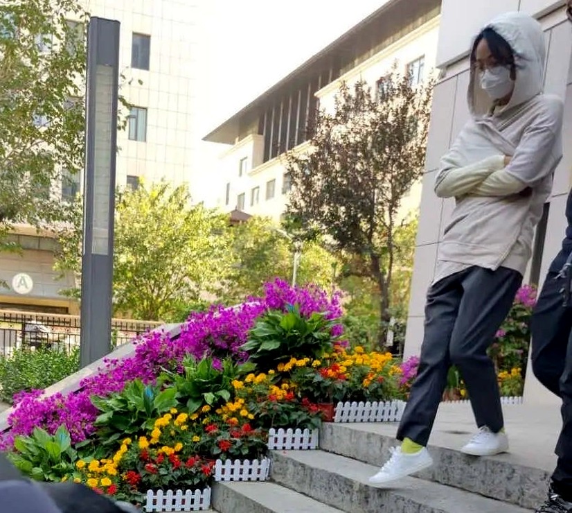 周迅|周迅为演屠呦呦参观研究所，与郑晓龙合体亮相，怼脸镜头曝光真实状态