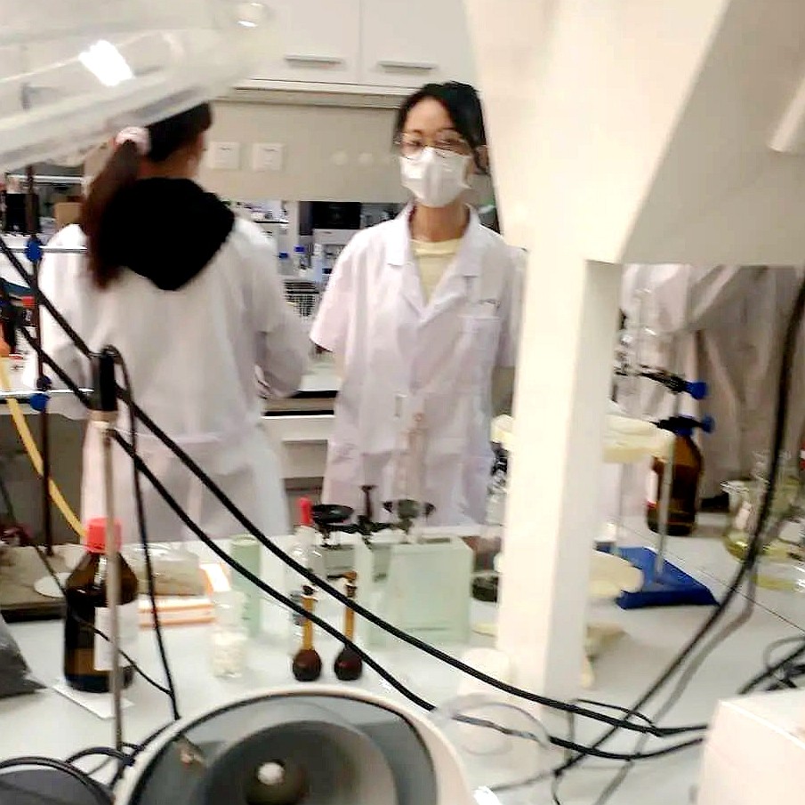 周迅|周迅为演屠呦呦参观研究所，与郑晓龙合体亮相，怼脸镜头曝光真实状态