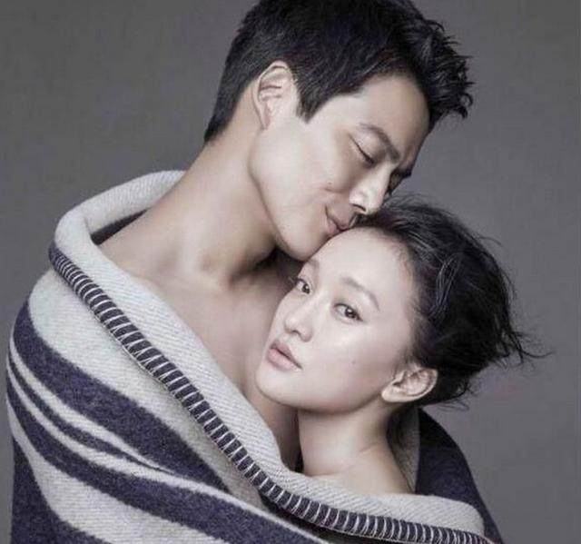 周迅|周迅为演屠呦呦参观研究所，与郑晓龙合体亮相，怼脸镜头曝光真实状态