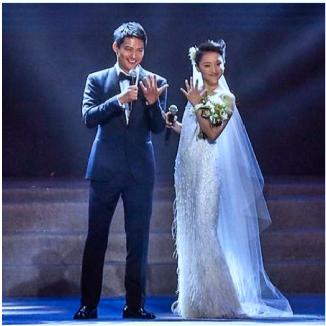 周迅|周迅为演屠呦呦参观研究所，与郑晓龙合体亮相，怼脸镜头曝光真实状态